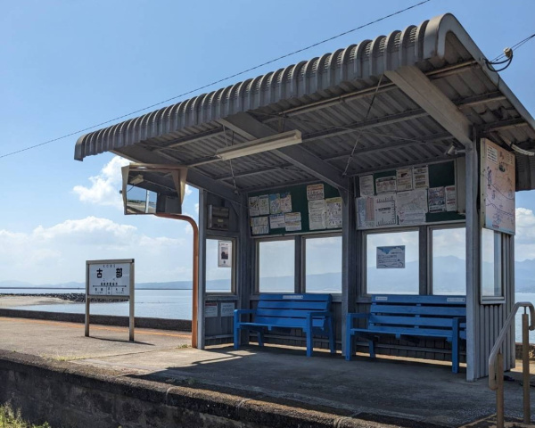 古部駅に「青いベンチ」を設置しました！
